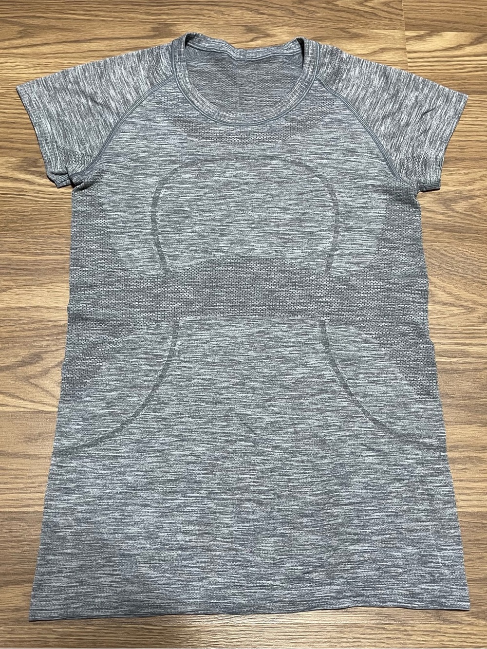 Lululemon Womens Metal tech Vent Shirt Size 8 medium Gray Short Sleeve